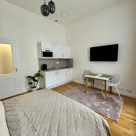 With Free Garage Parking Apartman *