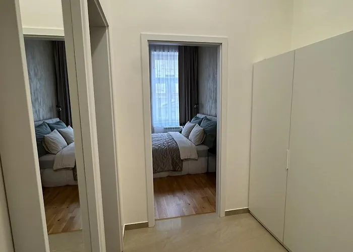 With Free Garage Parking Apartamento *